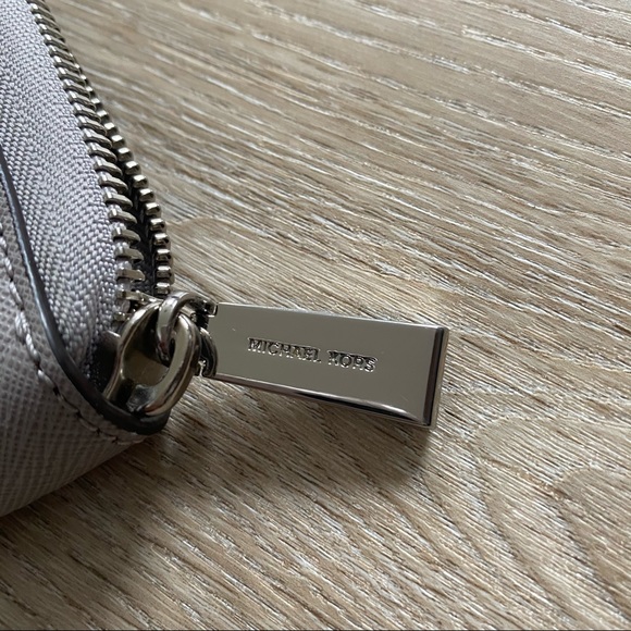 Michael Kors Wallet - Picture 4 of 5